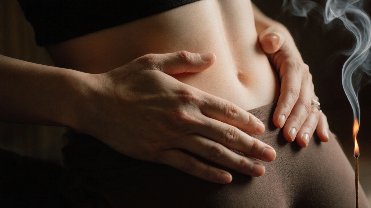 Ruce nad zády a pánví, pokožka se září zevnitř, kouř z kadidla se vznáší v tichém prostředí.